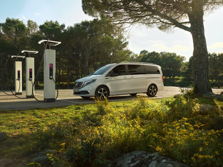 Über Mercedes me Charge bekommen Sie bequemen Zugang zu öffentlichen Ladesäulen verschiedener Anbieter.