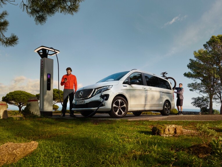 Mit dem flexiblen Ladesystem erhalten Sie eine mobile Ladelösung, mit der Sie Ihr Plug-in-Hybrid- oder Elektrofahrzeug laden können.  