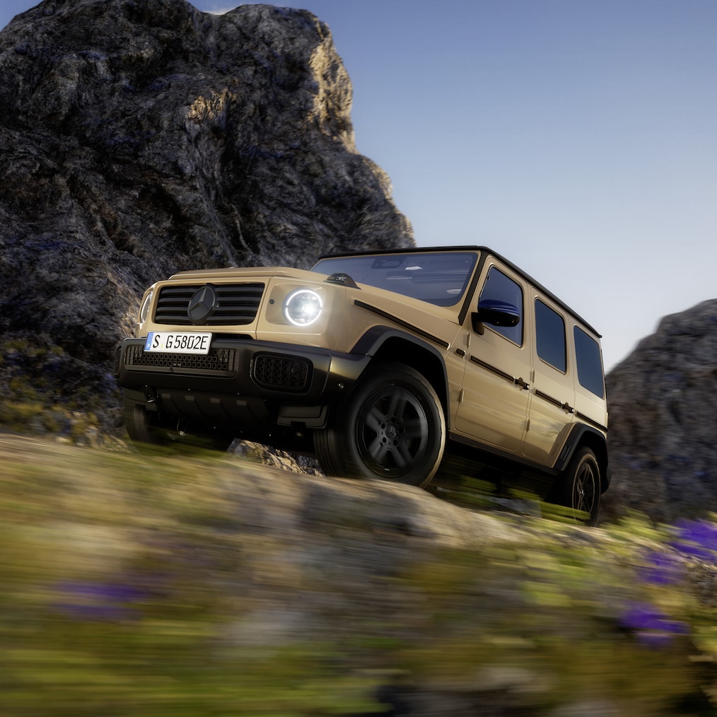 Offroad-spezifische Anzeigen im Instrumentendisplay / Media-Display oder ein Mercedes-Benz G 580 im Gelände.