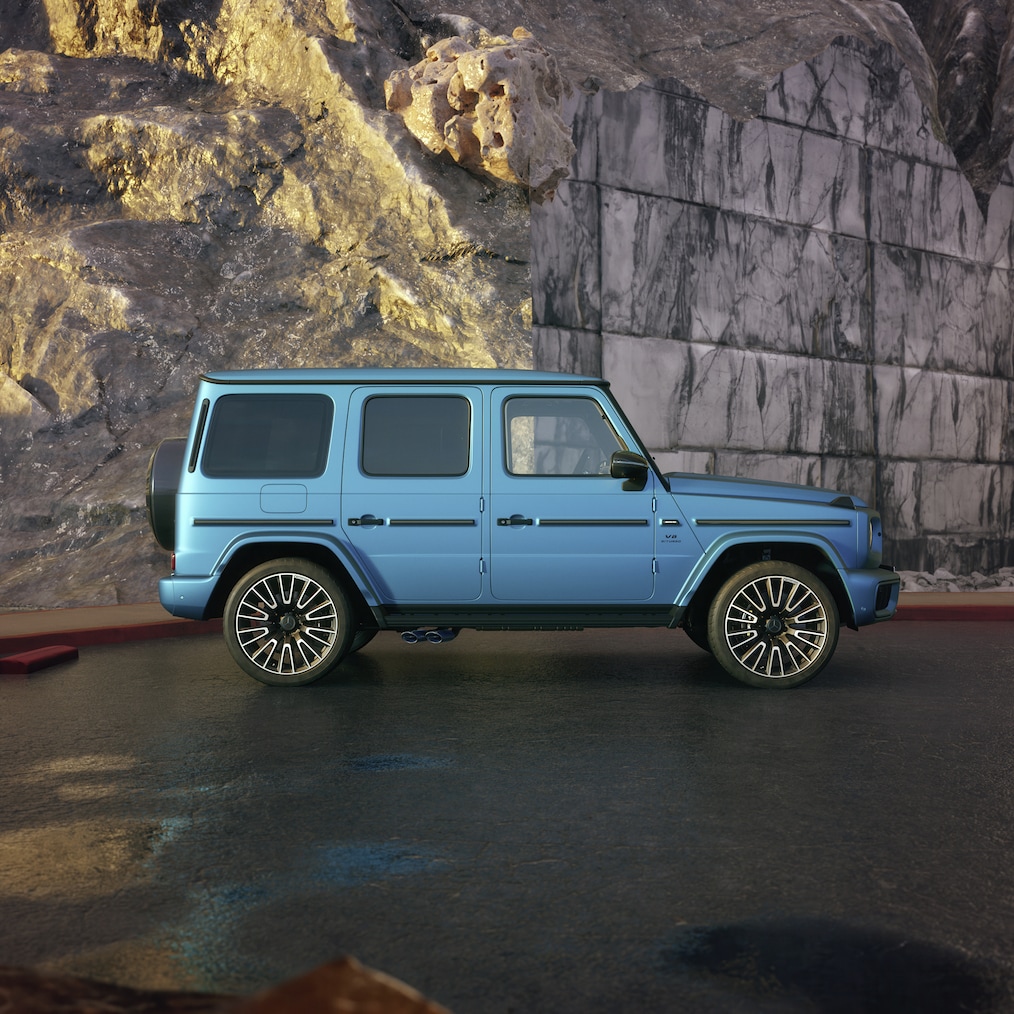 Frontale Seitenansicht eines Mercedes-AMG G 63 mit MANUFAKTUR Hyperblau magno Lackierung.