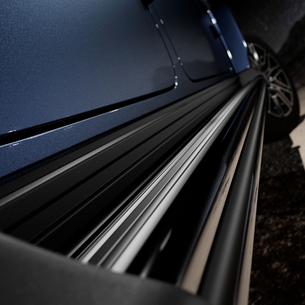 Seitliche Heckansicht (von oben) eines Mercedes-Benz G 450 d mit MANUFAKTUR Trittbrettern in Schwarz.