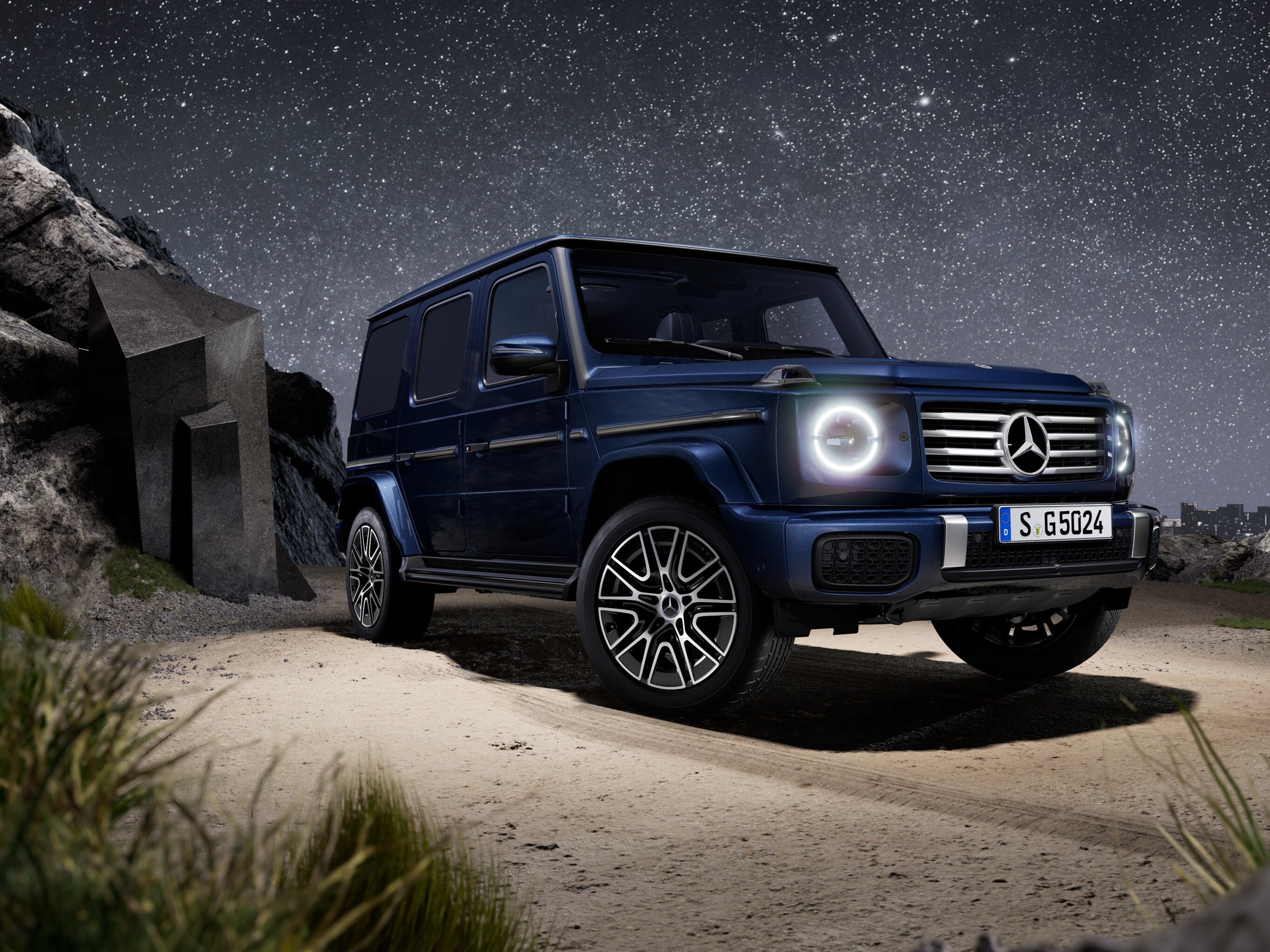 Die G-Klasse von Mercedes-Benz in einer seitlichen Frontansicht im Gebirge.