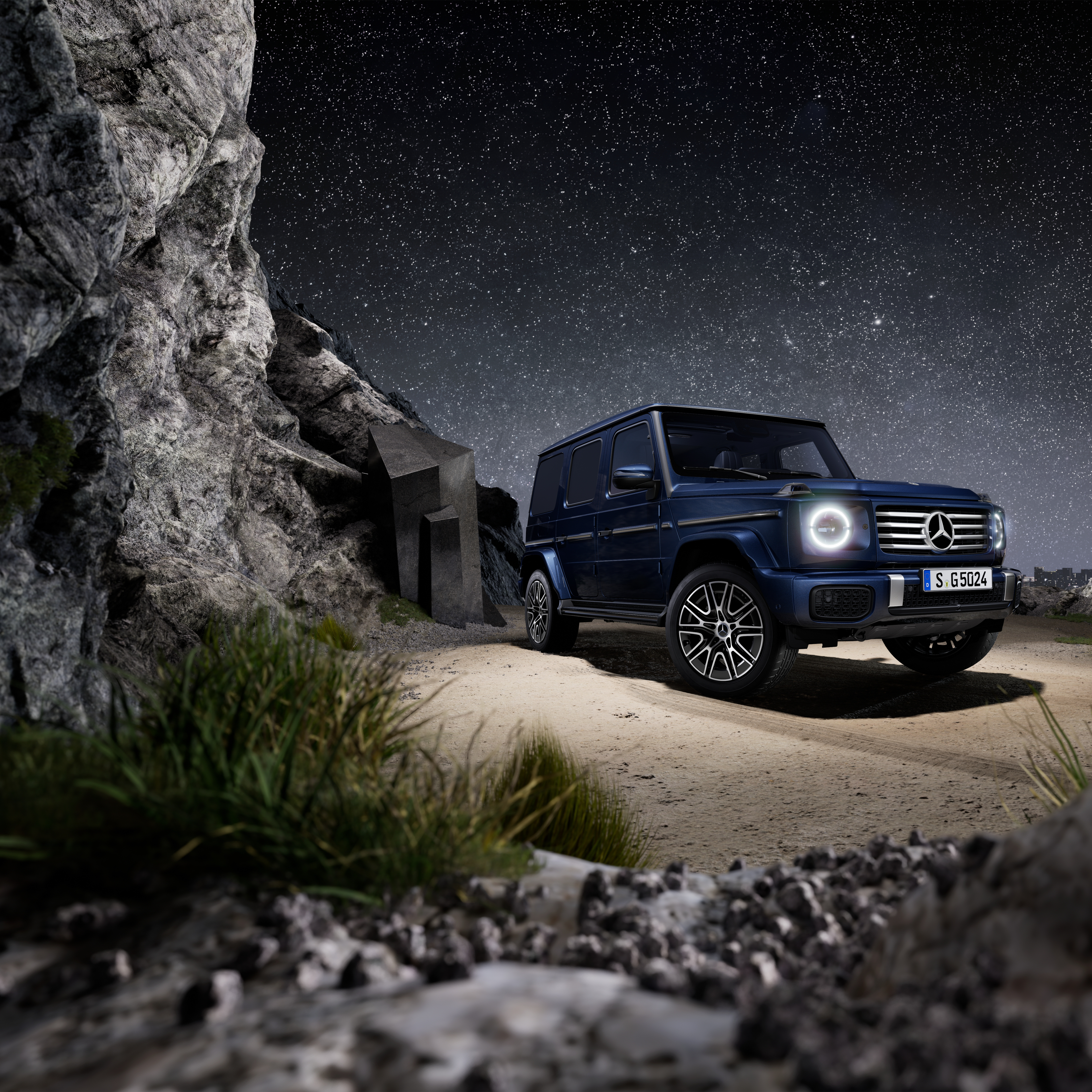 G-Klasse | Mercedes-Benz Die G-Klasse von Mercedes-Benz in einer seitlichen Frontansicht im Gebirge.