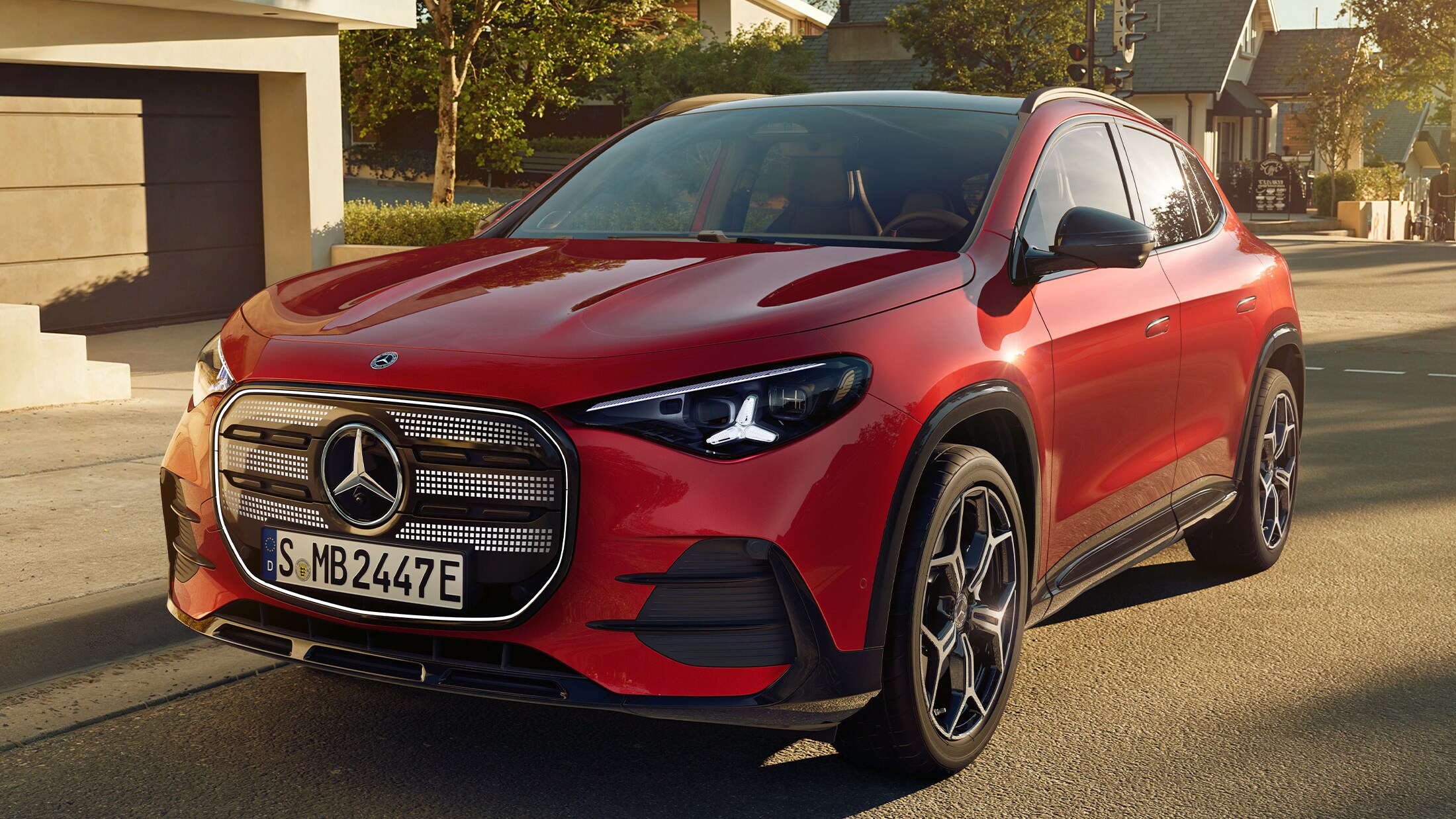 Der brandneue elektrische GLA von Mercedes-Benz auf einer Stadtstraße in einer Dreiviertelansicht.