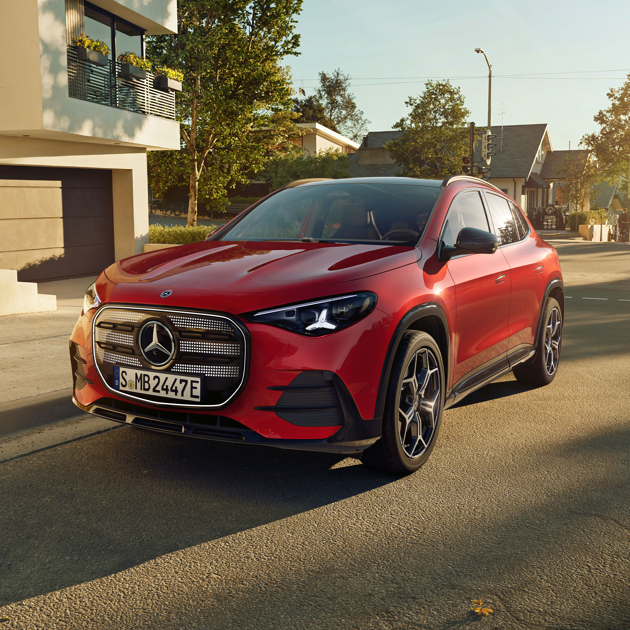 Der brandneue elektrische GLA von Mercedes-Benz auf einer Stadtstraße in einer Dreiviertelansicht.