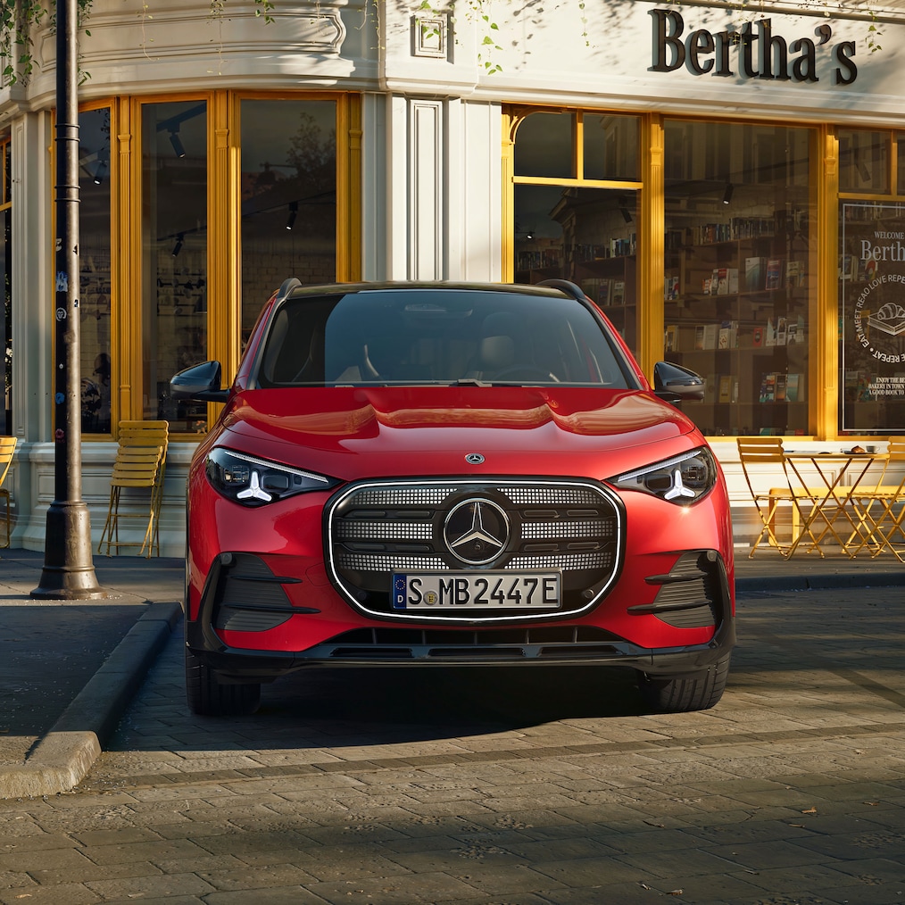 Der komplett neue elektrische Mercedes-Benz GLA mit ikonischem Kühlergrill und beleuchtetem Panel.
