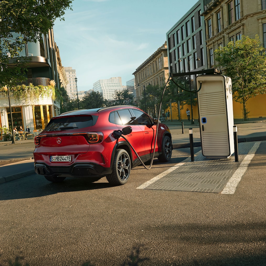 Der komplett neue elektrische Mercedes-Benz GLA, an einer Ladestation geparkt.