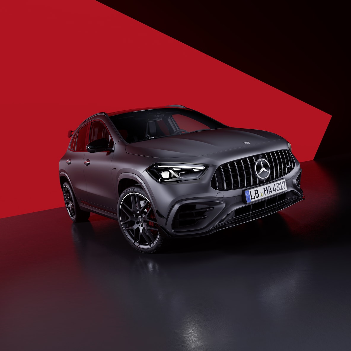 Vordere Seitenansicht eines Mercedes-AMG GLA 45 S 4MATIC+.