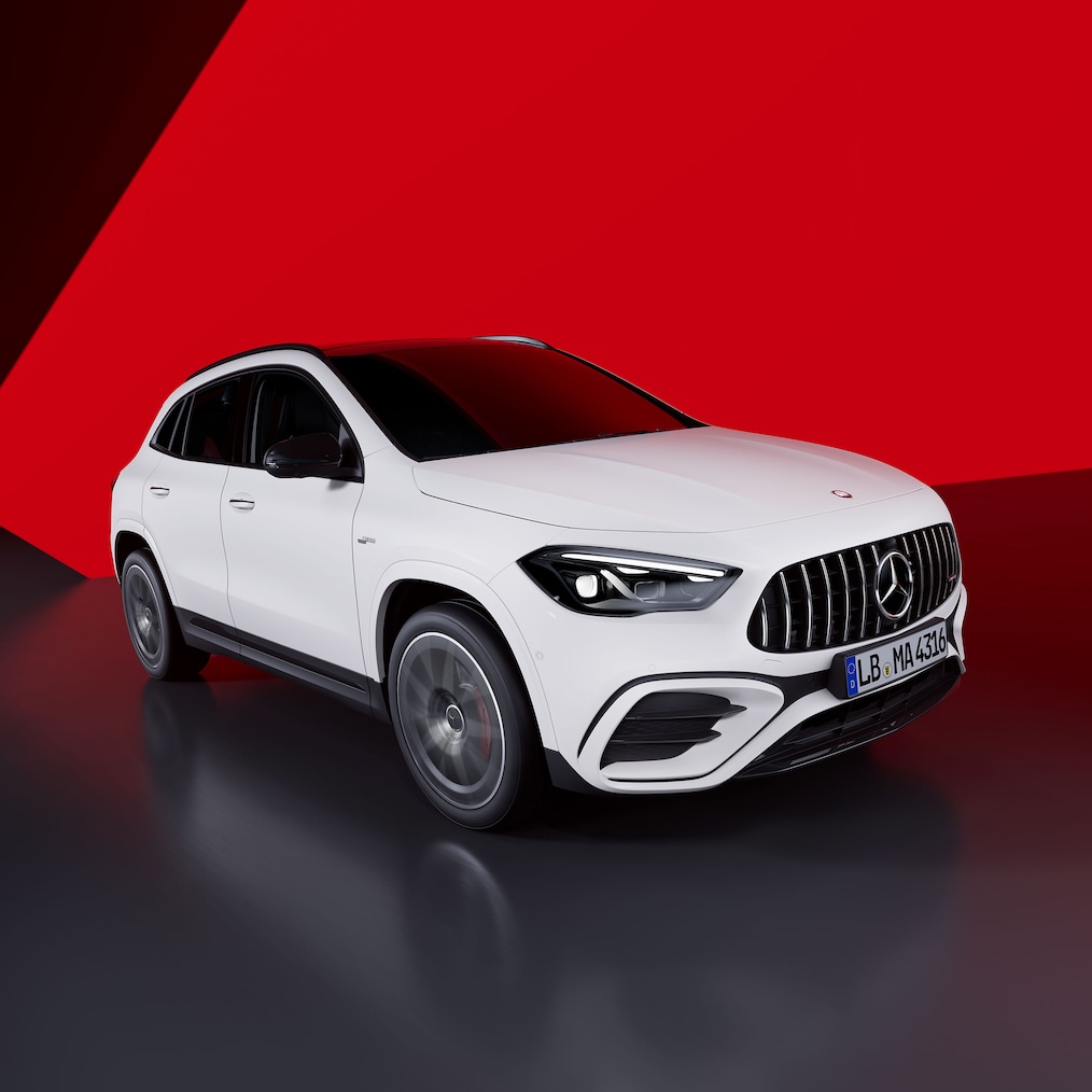 Hintere Seitenansicht eines Mercedes-AMG GLA 45 S 4MATIC+.