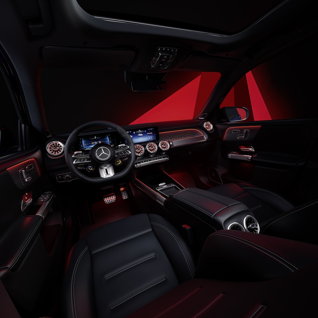 Das Interieur des Mercedes-AMG GLB mit AMG Performance Sitzen und AMG Performance Lenkrad.