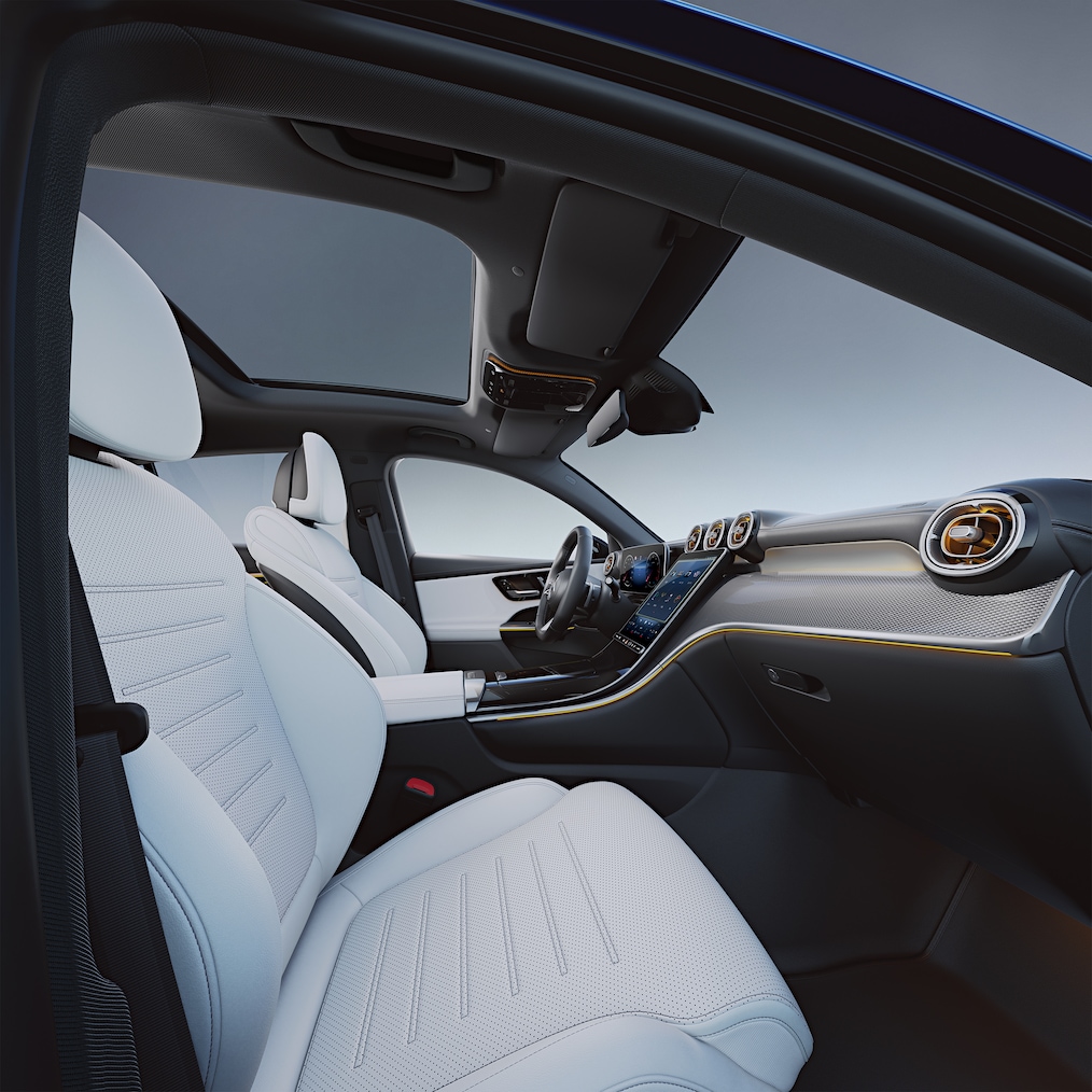 Nahaufnahme des Cockpits mit Anzeigen in einem Mercedes-Benz GLC.