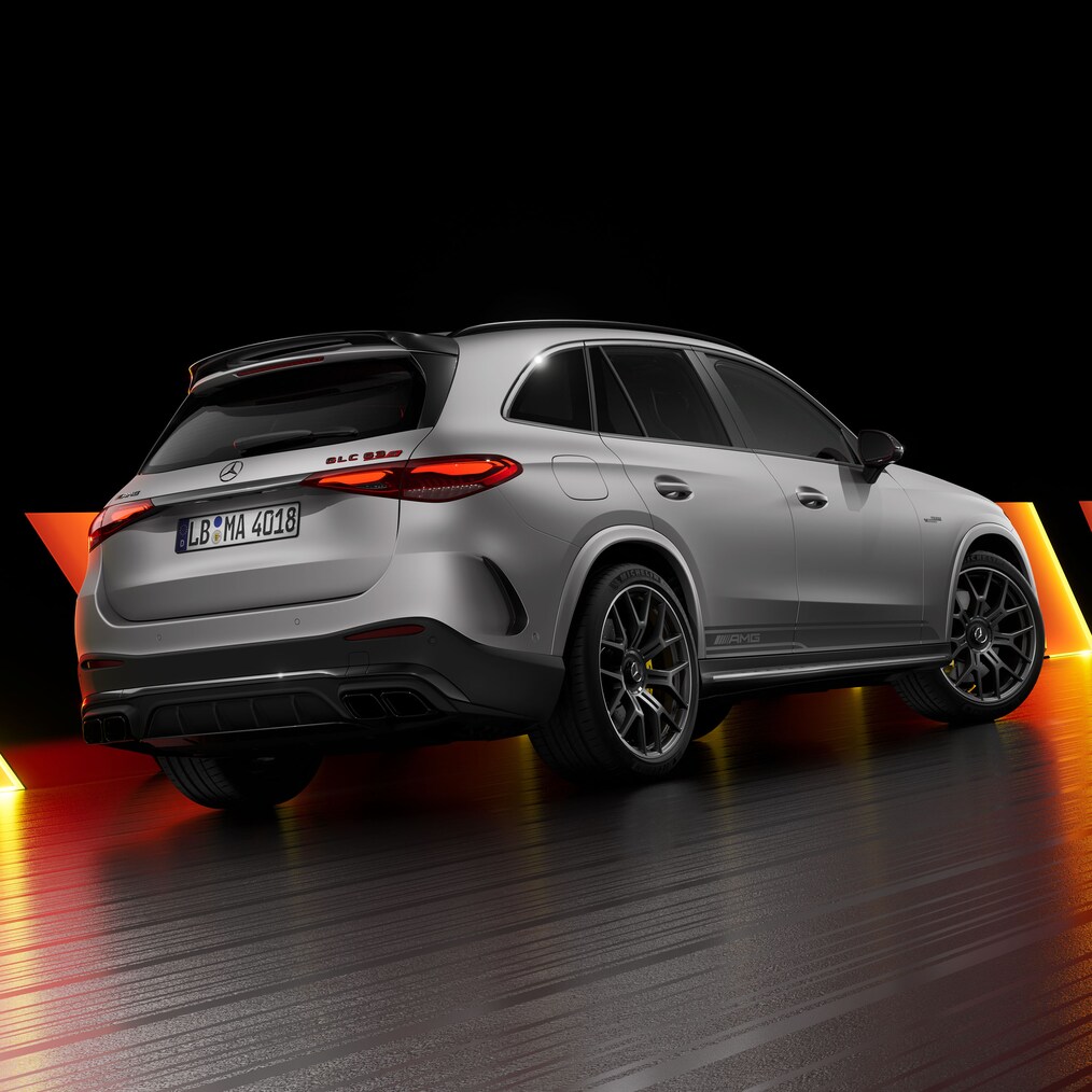 AMG GLC 63 S E PERFORMANCE SUV Edition 1 in hinterer Seitenansicht.