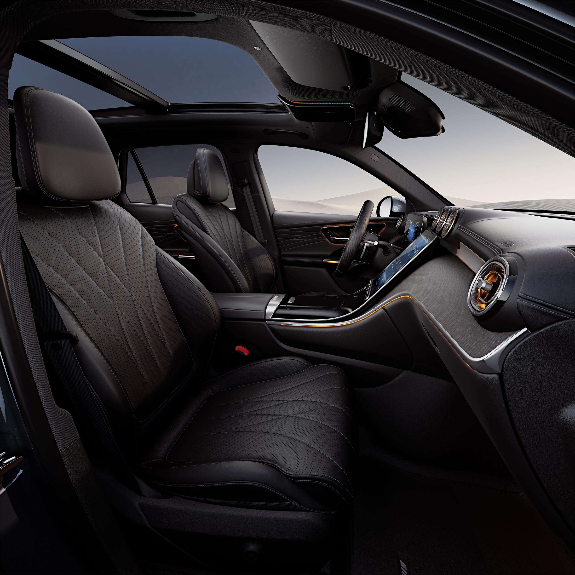 Seitliche Aufnahme durch die Beifahrertür auf die Sitze und das Cockpit des Mercedes-Benz GLC.