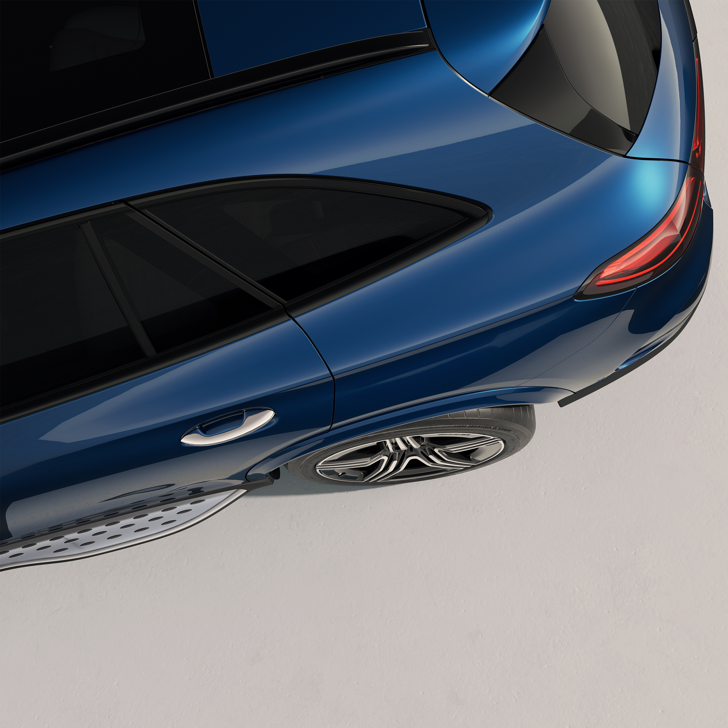 Blick von oben, auf den Hinterreifen des Mercedes-Benz GLC.