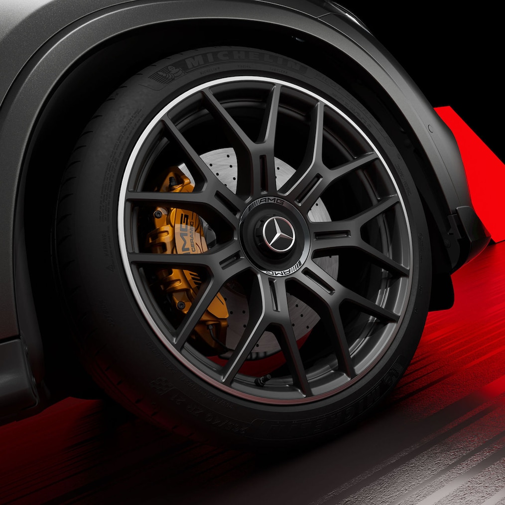 Der Mercedes-AMG GLC 63 S E PERFORMANCE in einer Seitenansicht.