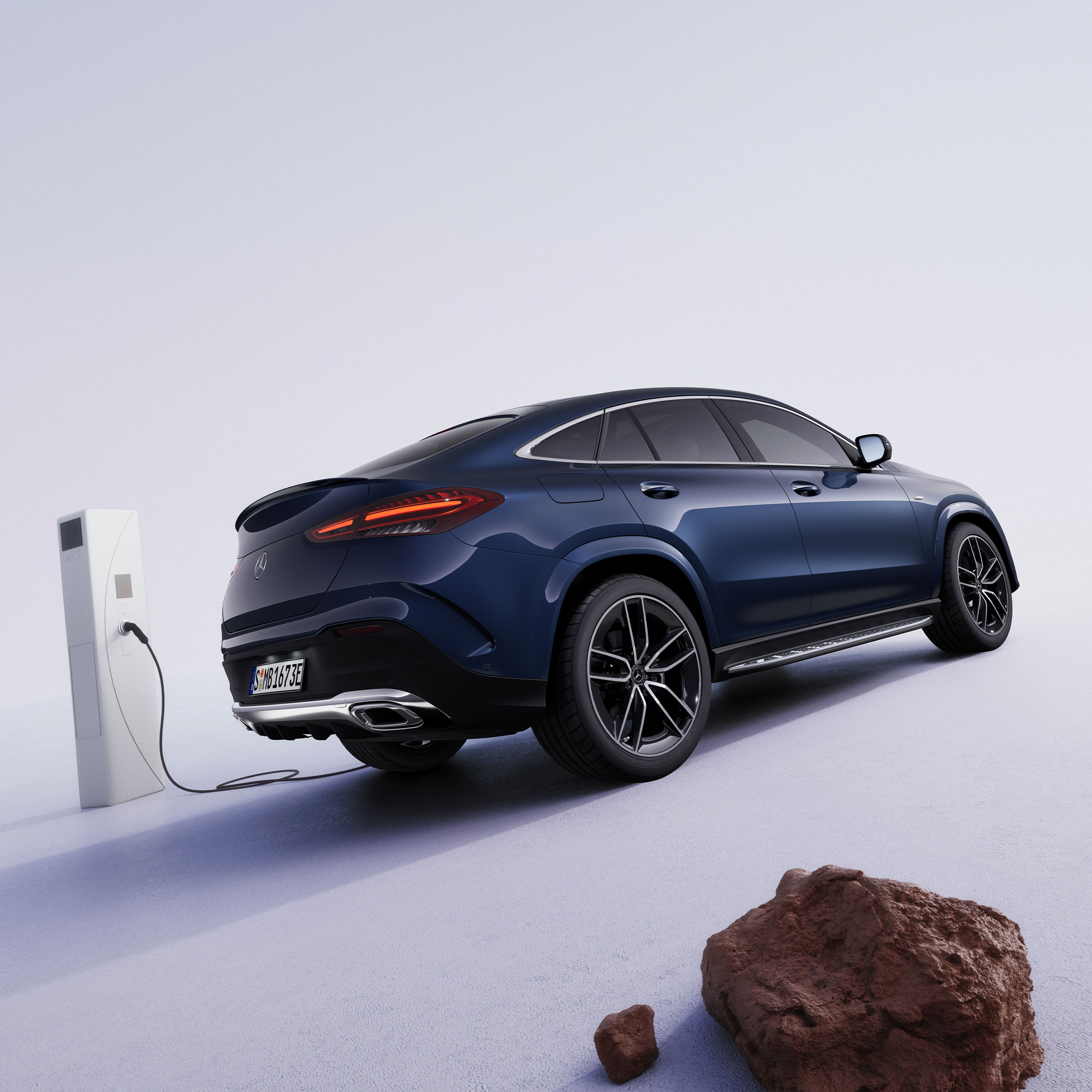 Mercedes-Benz GLE 300 d 4MATIC EQ-Hybrid lädt an einer E-Ladestation.