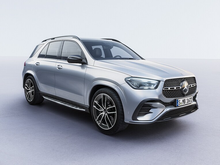 Ein GLE in seitlicher Frontalansicht vor einem surrealen Hintergrund.