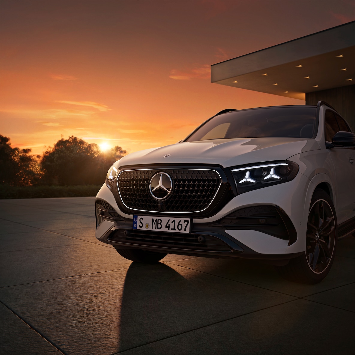 Die beleuchtete Kontur um den Kühlergrill und die markanten Scheinwerfer im Stern-Design des Mercedes-Benz Der GLE.