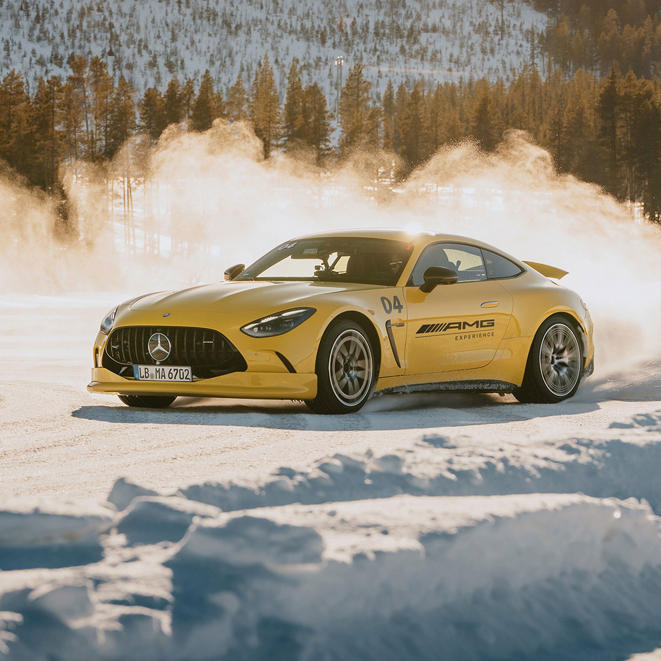 Mehrere Mercedes-AMG Fahrzeuge auf einer Rennstrecke.