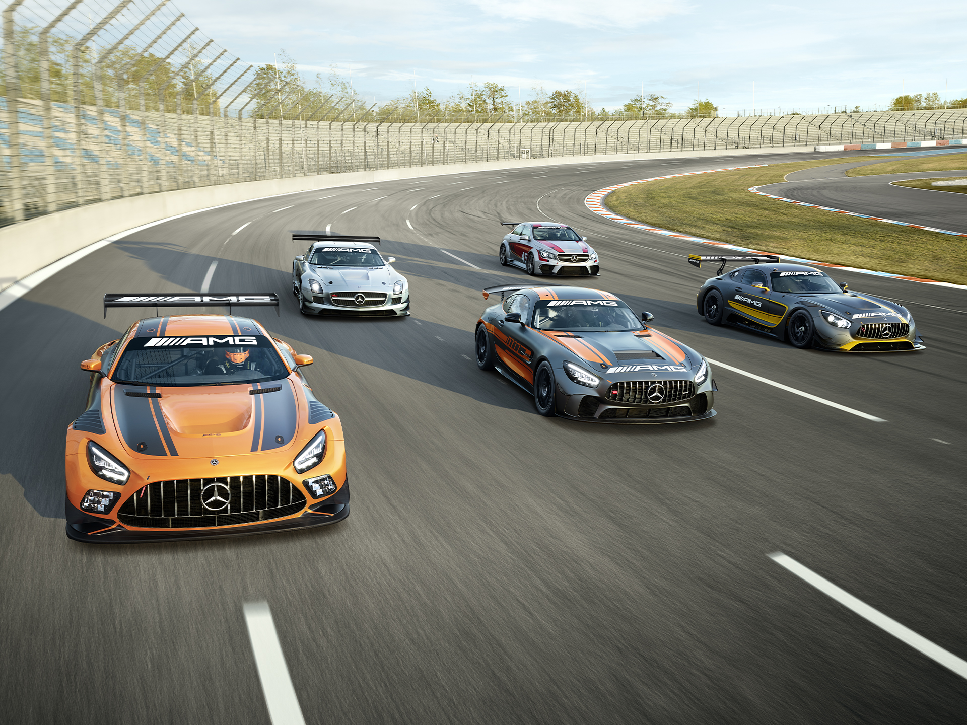 AMG Experience | Mercedes-AMG Mehrere Mercedes-AMG Fahrzeuge auf einer Rennstrecke.