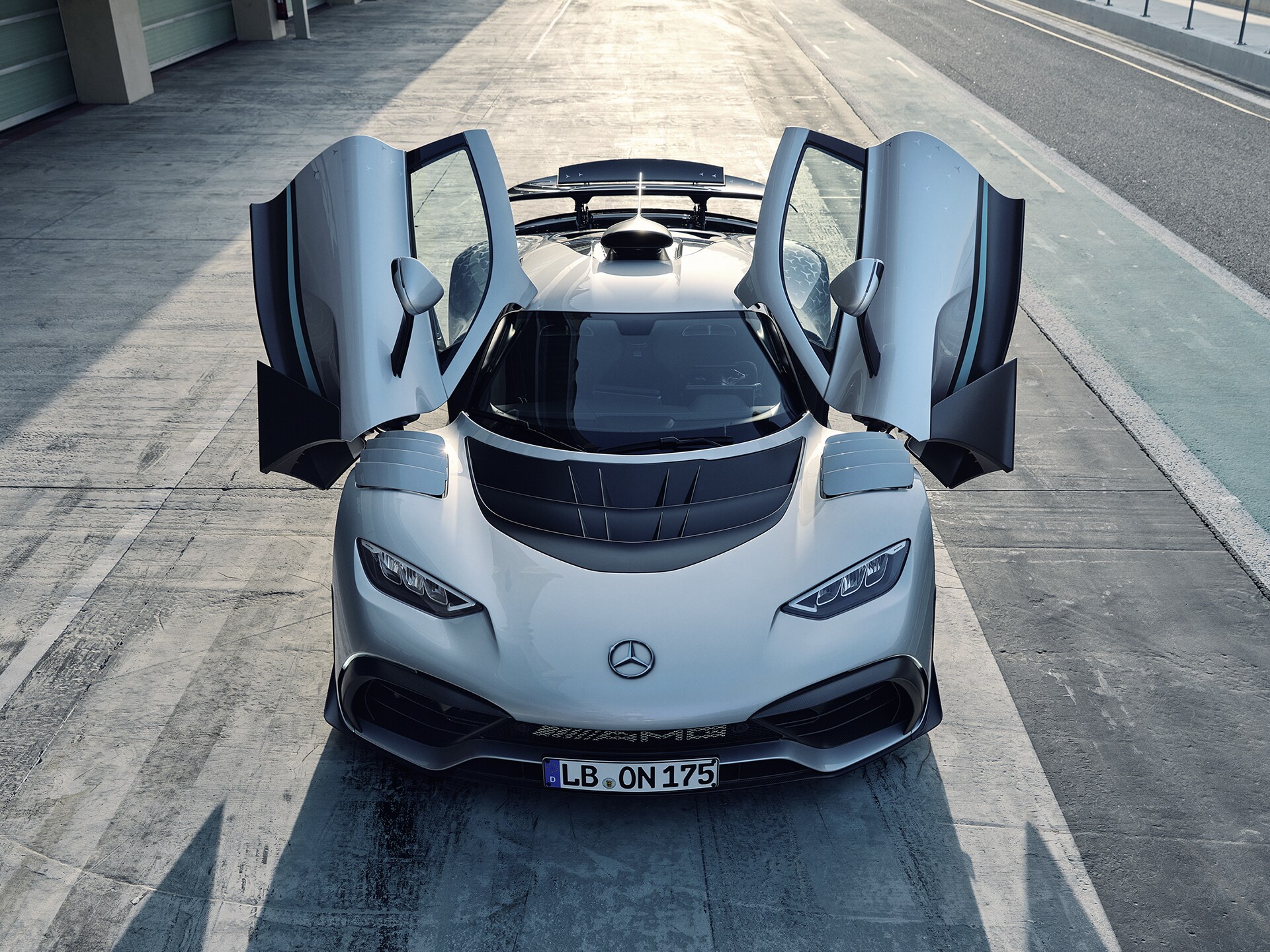 Der Mercedes-AMG ONE in einer Frontansicht mit geöffneten Türen.