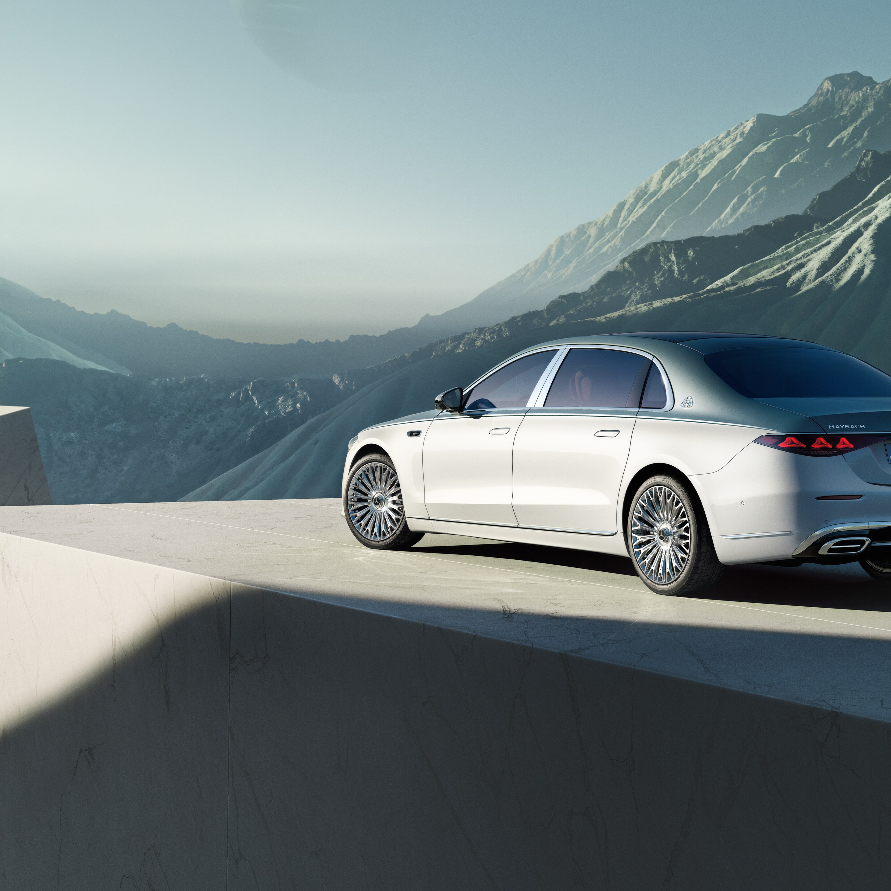 Die Mercedes-Maybach S-Klasse in einer seitlichen Ansicht.