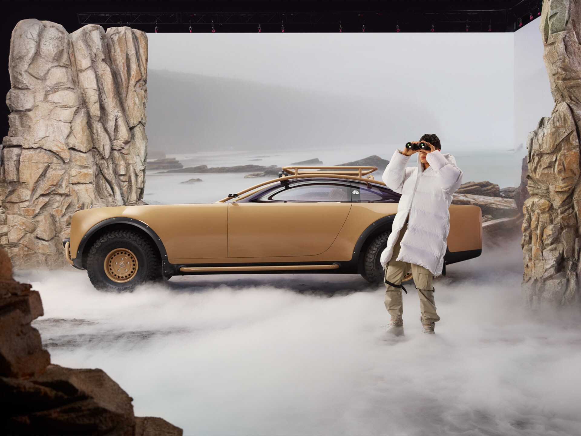 Die Mercedes-Maybach S-Klasse Virgil Abloh in einer seitlichen Heckansicht.