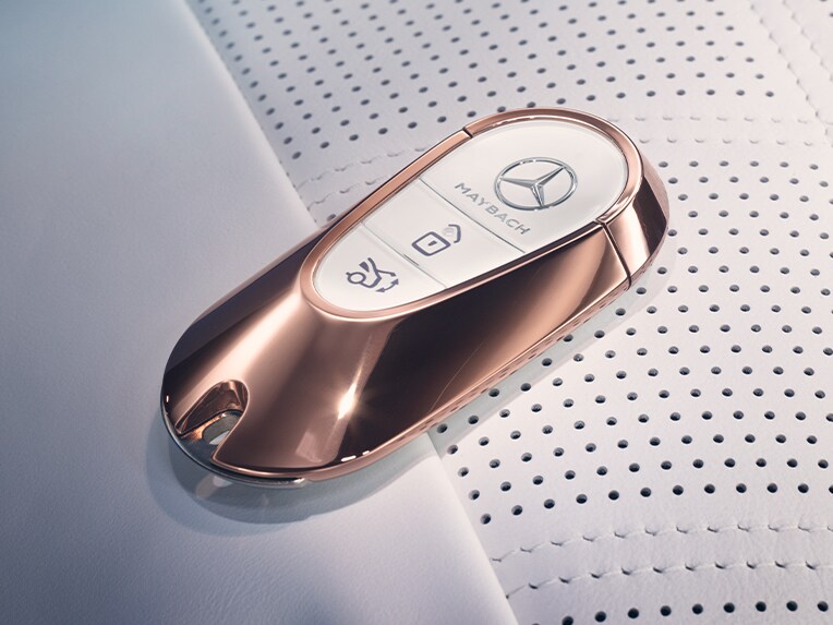 Ein Mercedes-Maybach Fahrzeugschlüssel in Roségold.