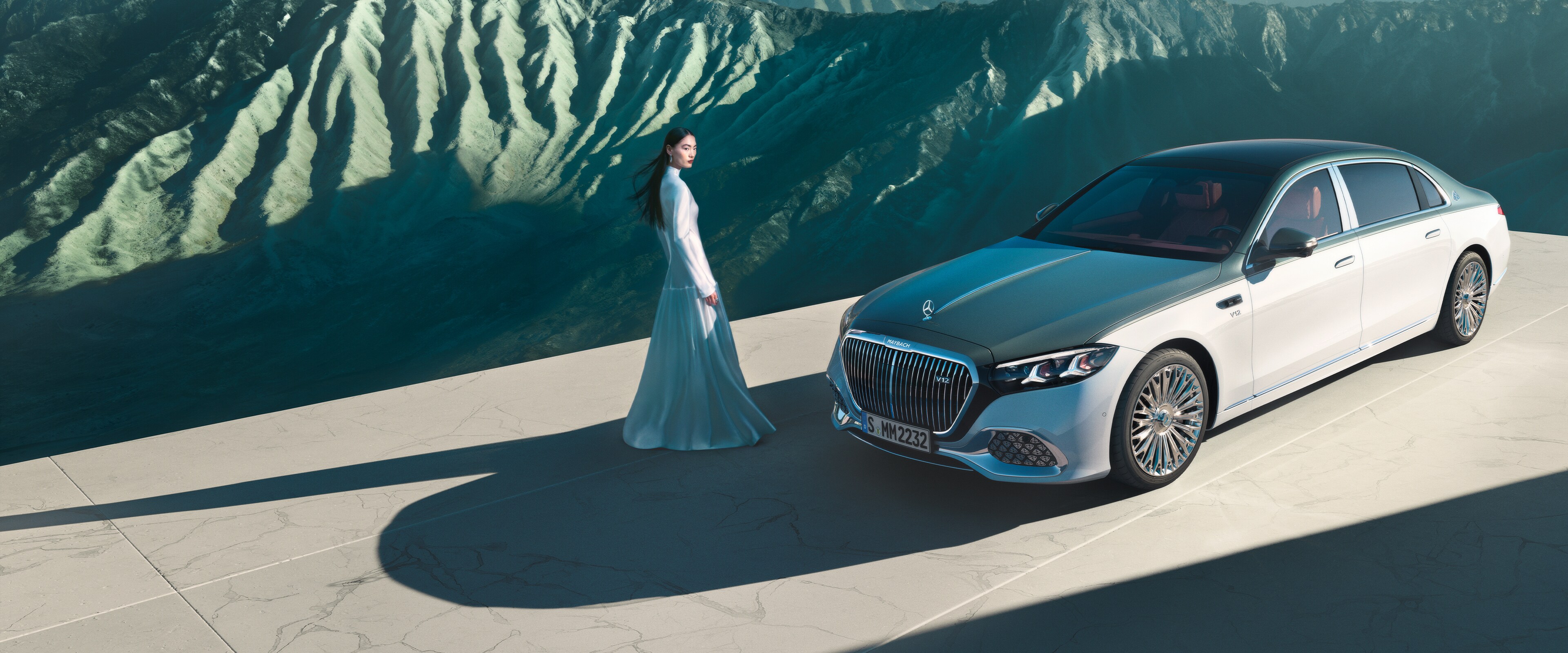 Ein Mercedes-Maybach mit Zweifarbenlackierung in verschiedenen Ansichten.