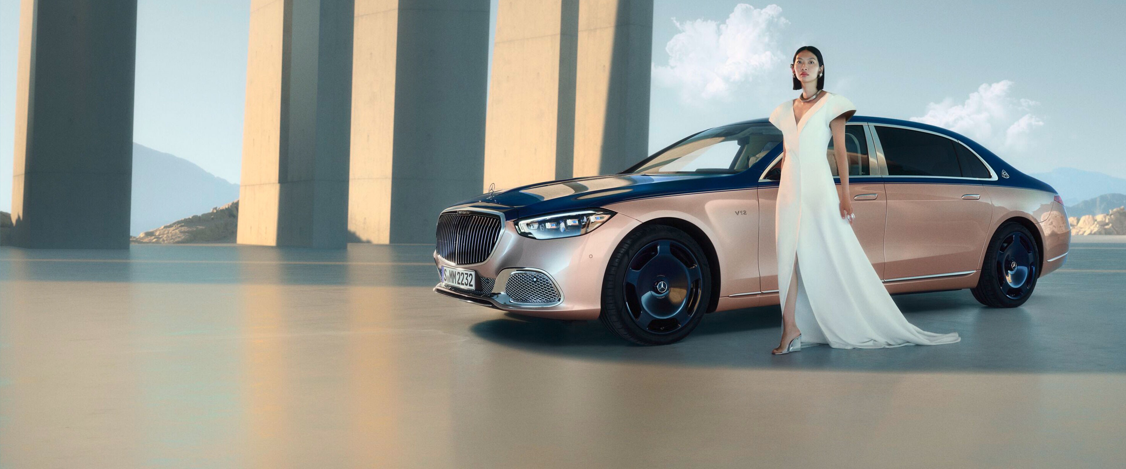 Ein Mercedes-Maybach mit Zweifarbenlackierung in verschiedenen Ansichten.