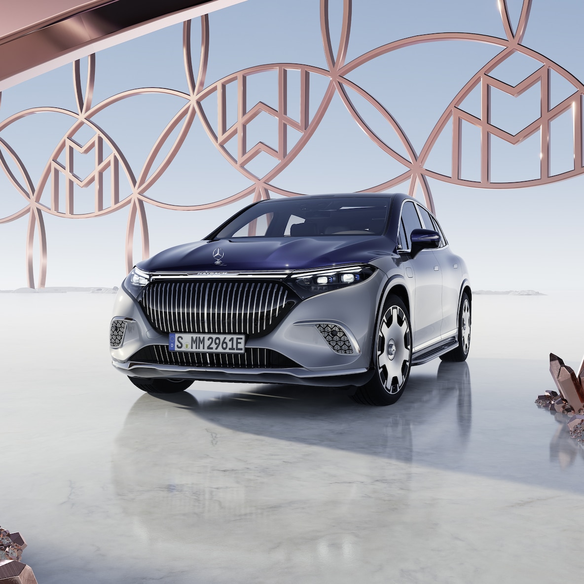 Der Mercedes-Maybach EQS SUV in Zweifarbenlackierung in einer Frontansicht.