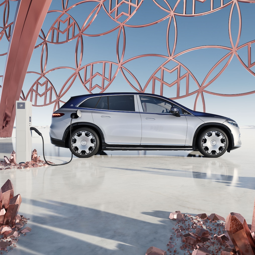 Seitenansicht des Mercedes-Maybach EQS SUV an der Ladestation.