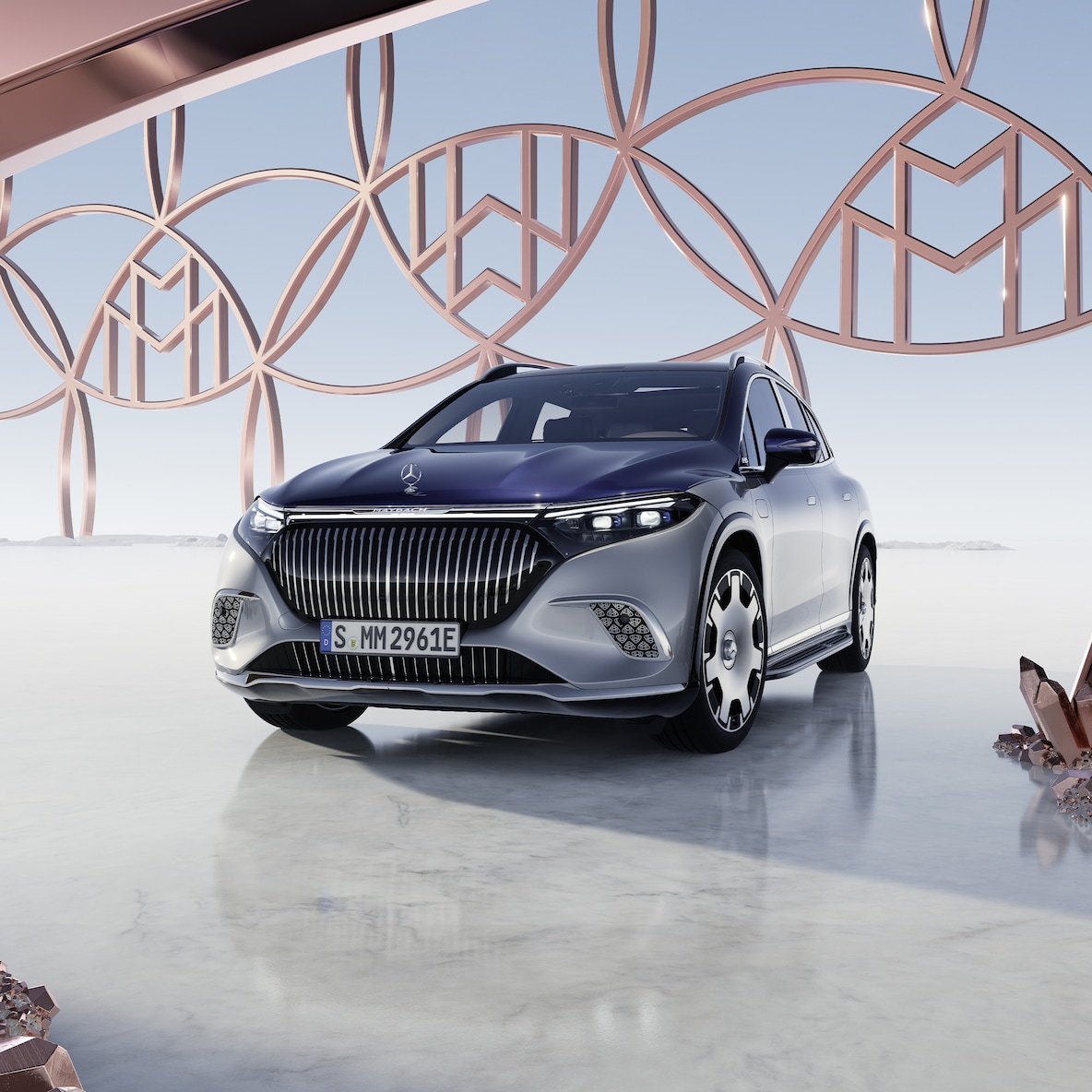 Der Mercedes-Maybach EQS SUV in Maybach Zweifarbenlackierung in einer Frontansicht.