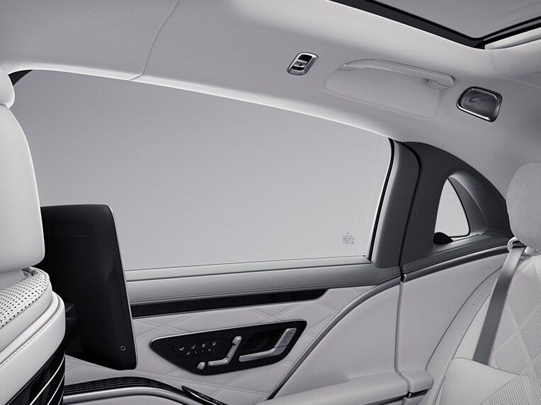 Die Komforttüren im Fond der Mercedes-Maybach S-Klasse.