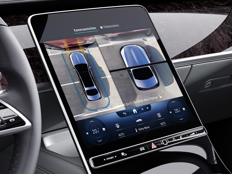 Das Zentraldisplay in der Mercedes-Maybach S-Klasse mit Park-Paket mit Remote-Parkfunktionen.
