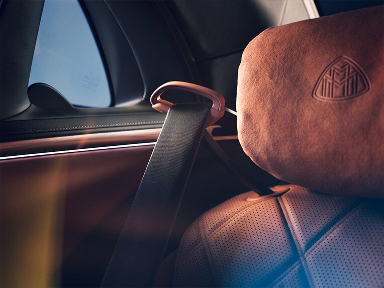 Die Gurtbringer im Fond der Mercedes-Maybach S-Klasse.