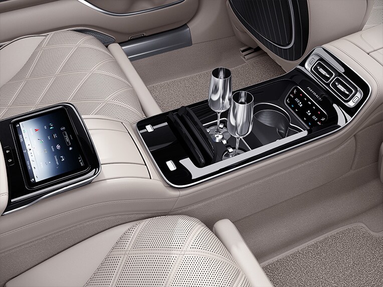 Die versilberten Champagnerkelche der Mercedes-Maybach S-Klasse.