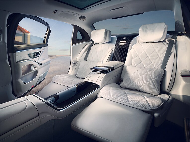 Das Heck der Mercedes-Maybach S-Klasse mit Business-Mittelkonsole.