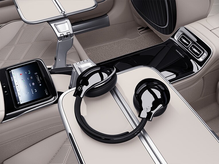Die Klapptische im Fond in der Mercedes-Maybach S-Klasse.