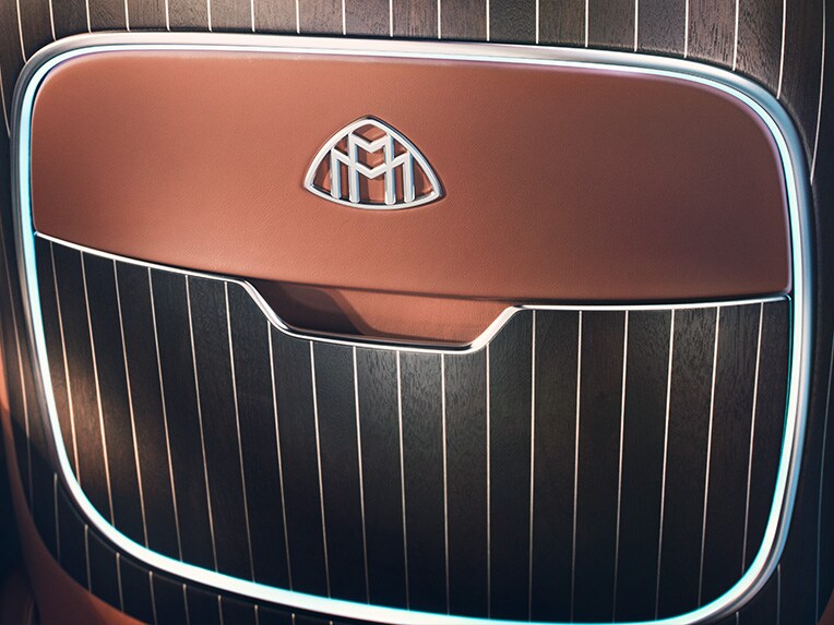 Die MANUFAKTUR Sitzlehnenverkleidung der Mercedes-Maybach S-Klasse.