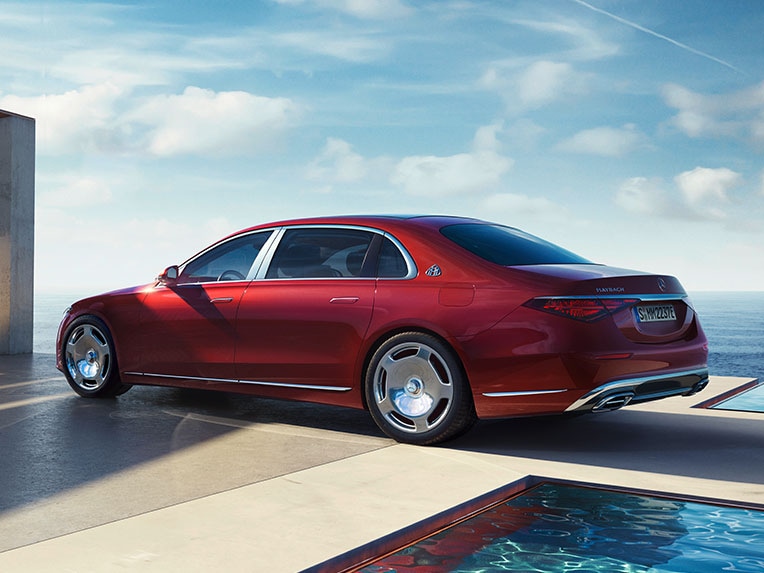 Der Mercedes-Maybach S-Klasse Plug-In Hybrid in einer seitlichen Ansicht.