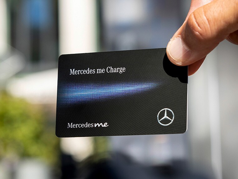 Unterwegs aufladen mit Mercedes me Charge für Ihre Mercedes-Maybach S-Klasse.