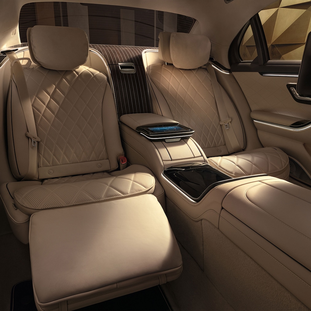 First-Class Fond mit MBUX Fond-Tablet in der S-Klasse Limousine Lang.