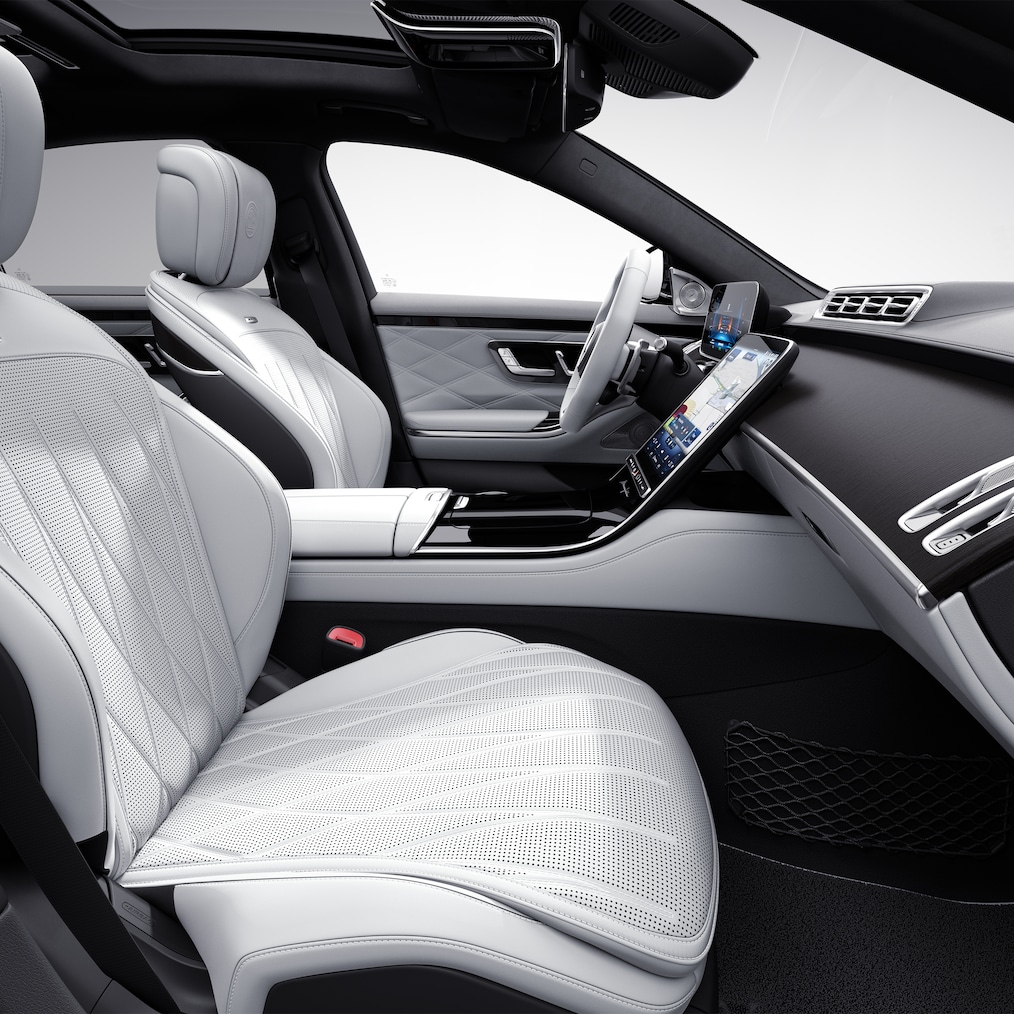 Seitenansicht von Vordersitzen und Cockpit im Mercedes-AMG S 63 E PERFORMANCE.