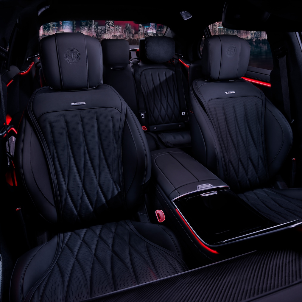 Frontalansicht der Vorder- und Rücksitze des Mercedes-AMG S 63 E PERFORMANCE.