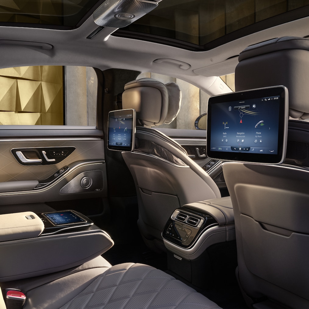 Der Fond der Mercedes-Benz S-Klasse Limousine mit durchgängiger Business-Mittelkonsole.