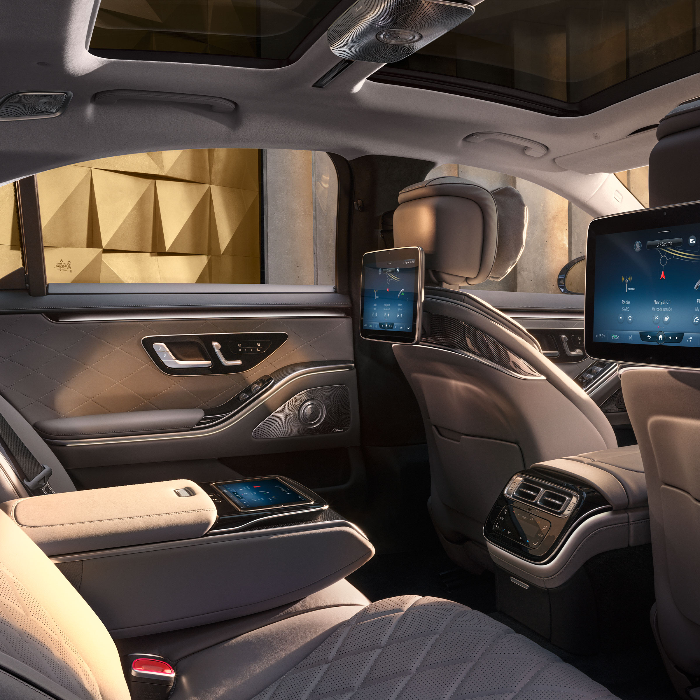 Fond der S-Klasse Limousine mit durchgängiger Business-Mittelkonsole.