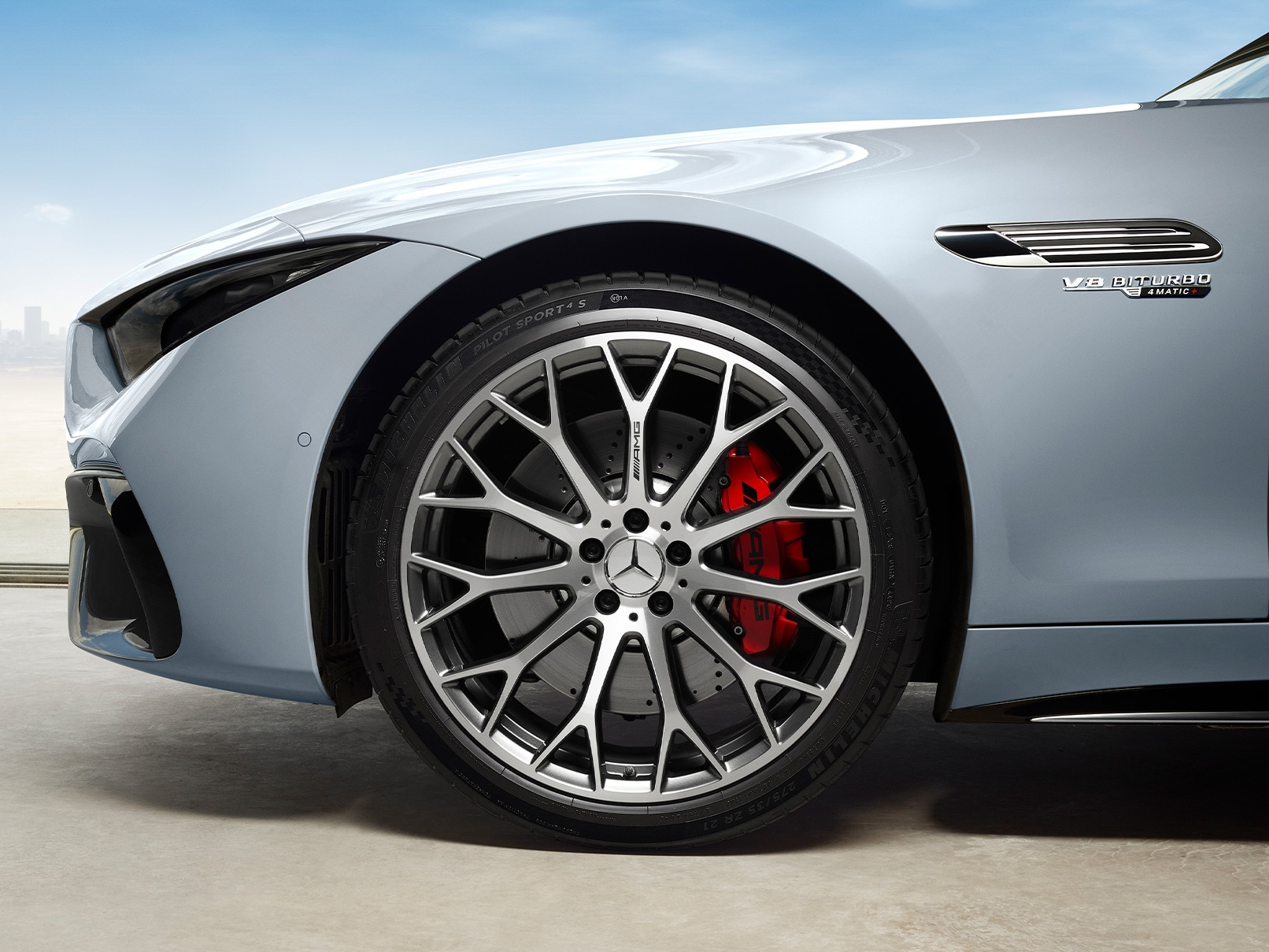 Der Mercedes-AMG SL Roadster in einer Seitenansicht.