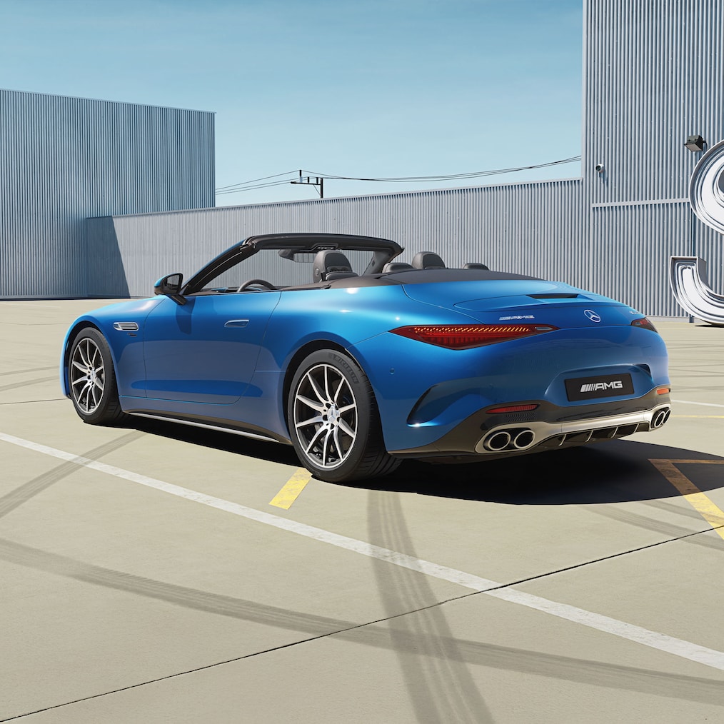 Mercedes-AMG SL Roadster mit offenem Verdeck, von oben gesehen.
