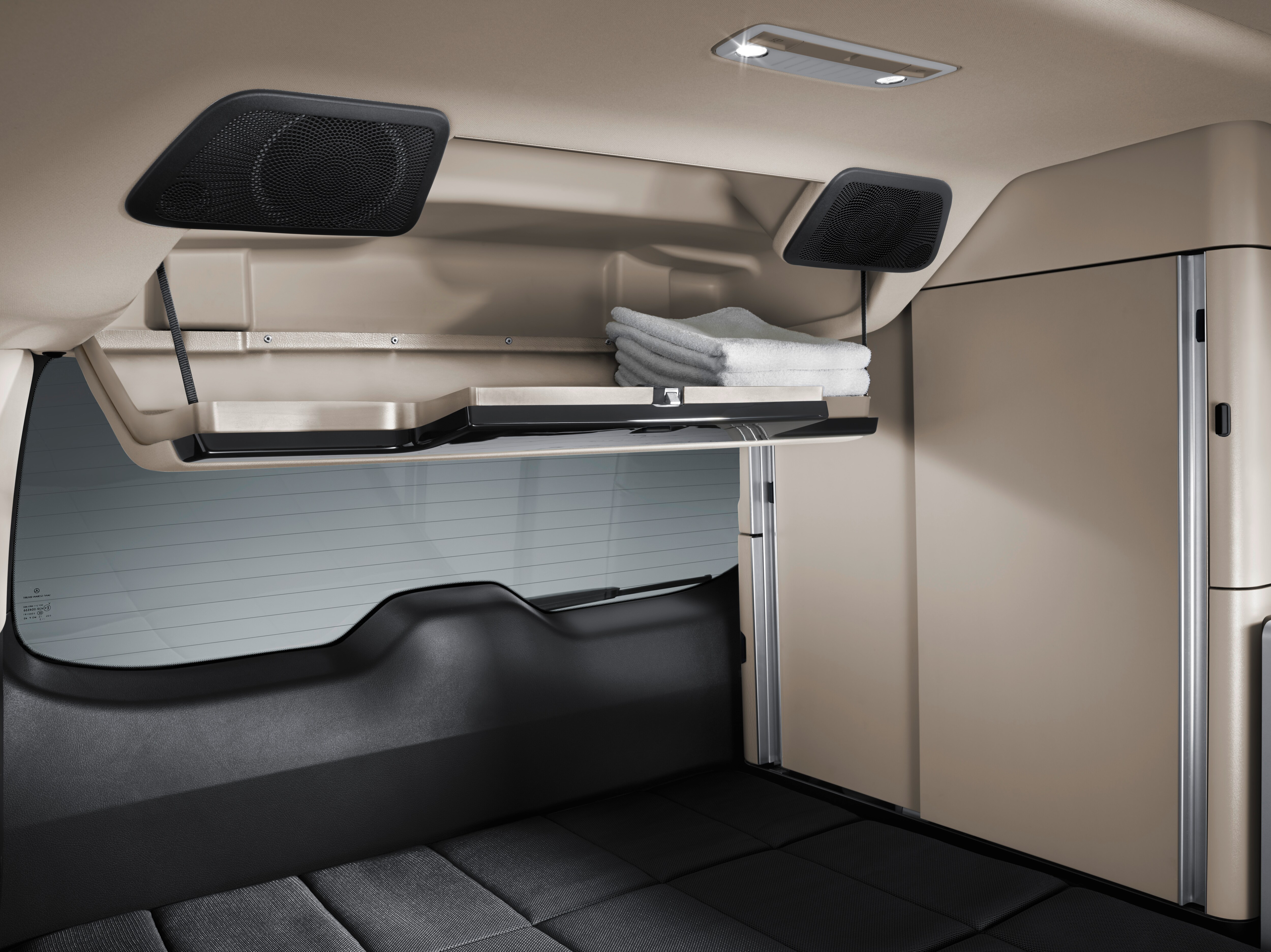 Mercedes-Benz Marco Polo mit Dachstaufach, das praktischen Stauraum über den Köpfen bietet.